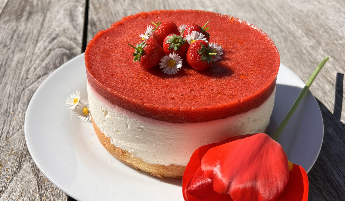 Keto sernik na zimno z pianką truskawkową