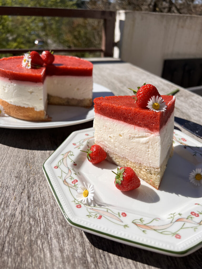 Keto sernik na zimno z pianką truskawkową