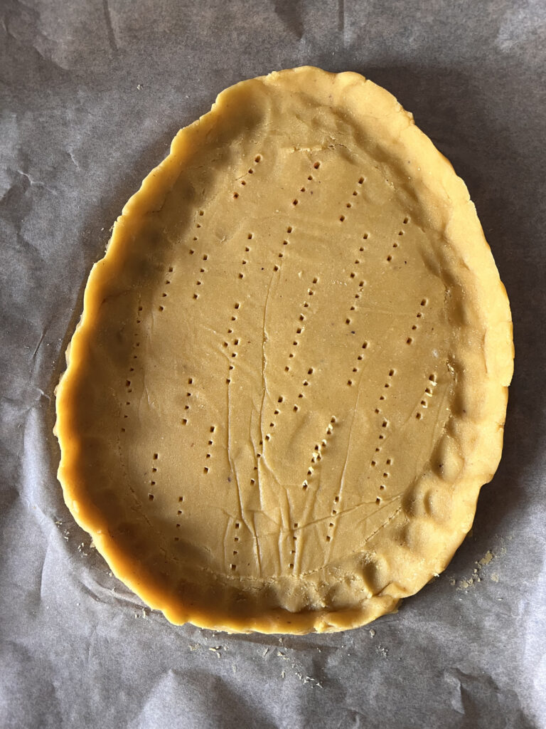 Keto mazurek truskawkowo pistacjowy z polewą z białej czekolady