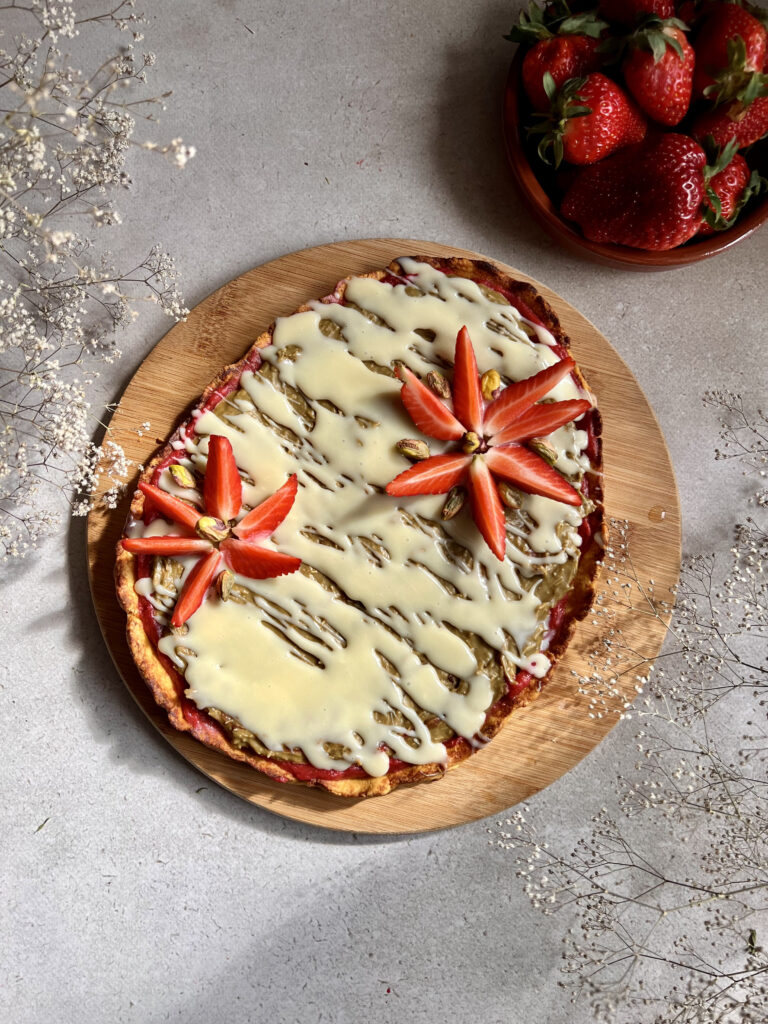 Keto mazurek truskawkowo pistacjowy z polewą z białej czekolady