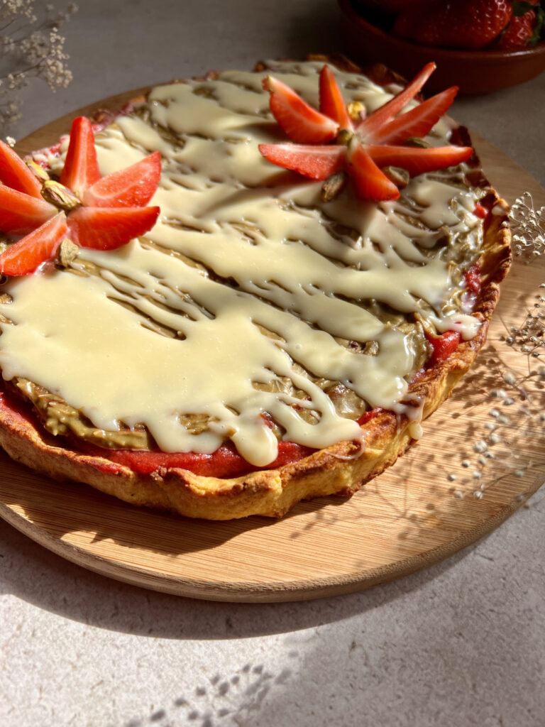 Keto mazurek truskawkowo pistacjowy z polewą z białej czekolady