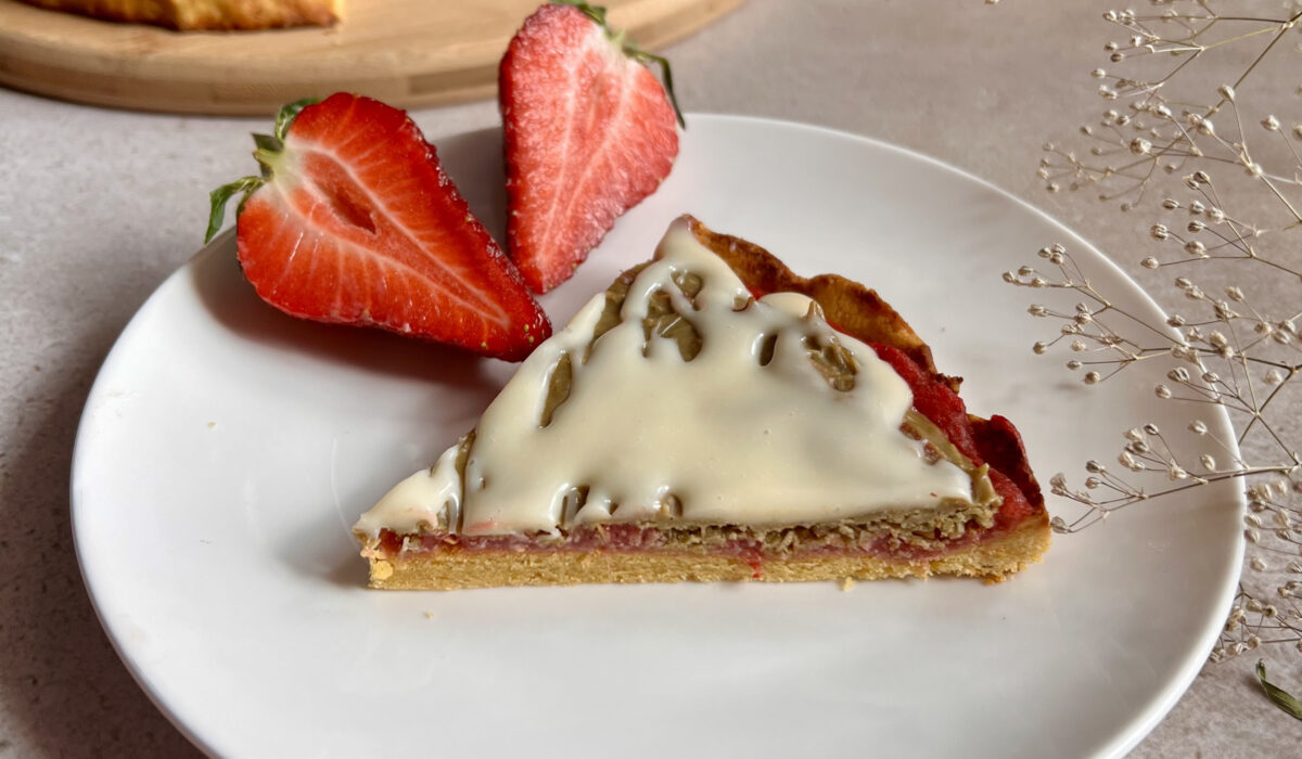 Keto mazurek truskawkowo pistacjowy z polewą z białej czekolady