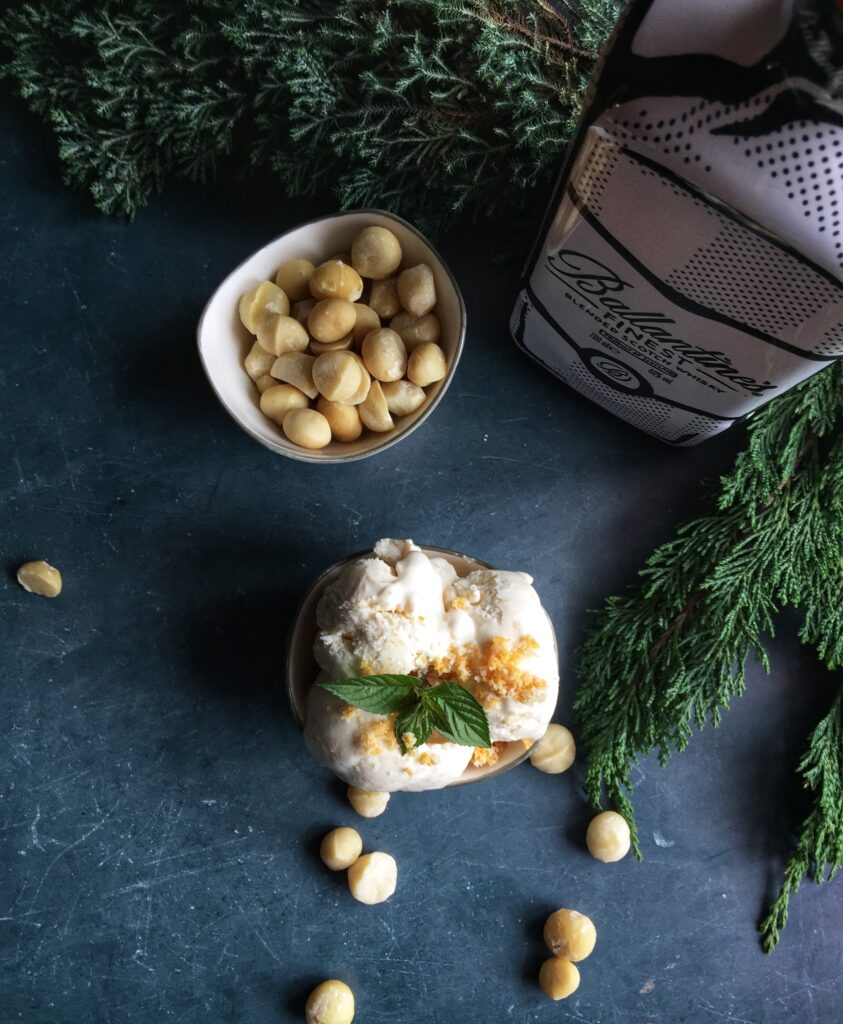 Keto lody o smaku whisky z chrupiącymi orzechami makadamia