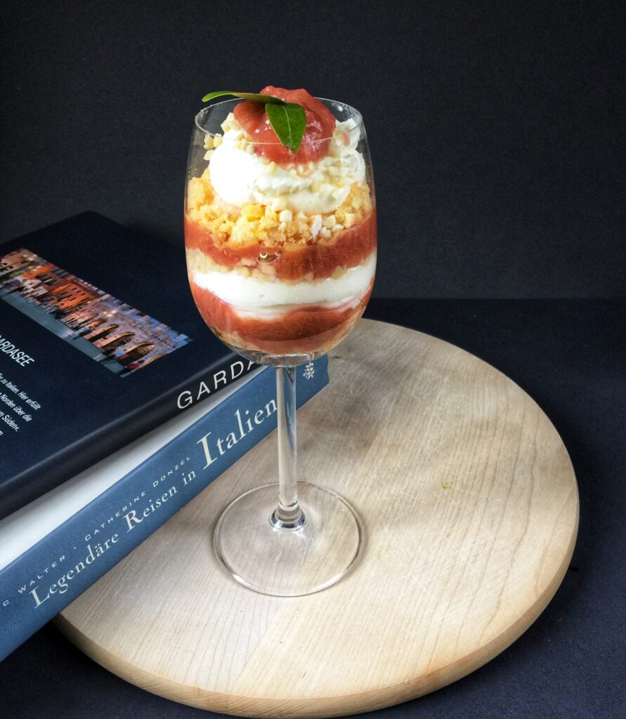 Keto tiramisu rabarbarowe - bez jajek