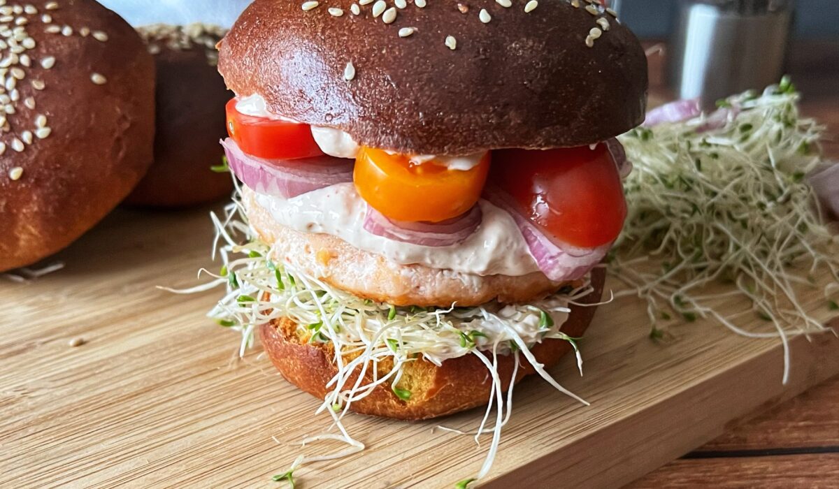 Keto fishburger z łososia w azjatyckim klimacie