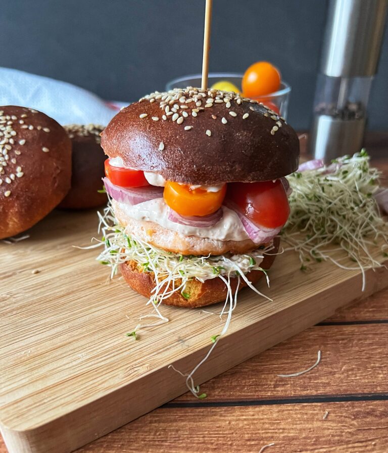 Read more about the article Keto fishburger z łososia w azjatyckim klimacie