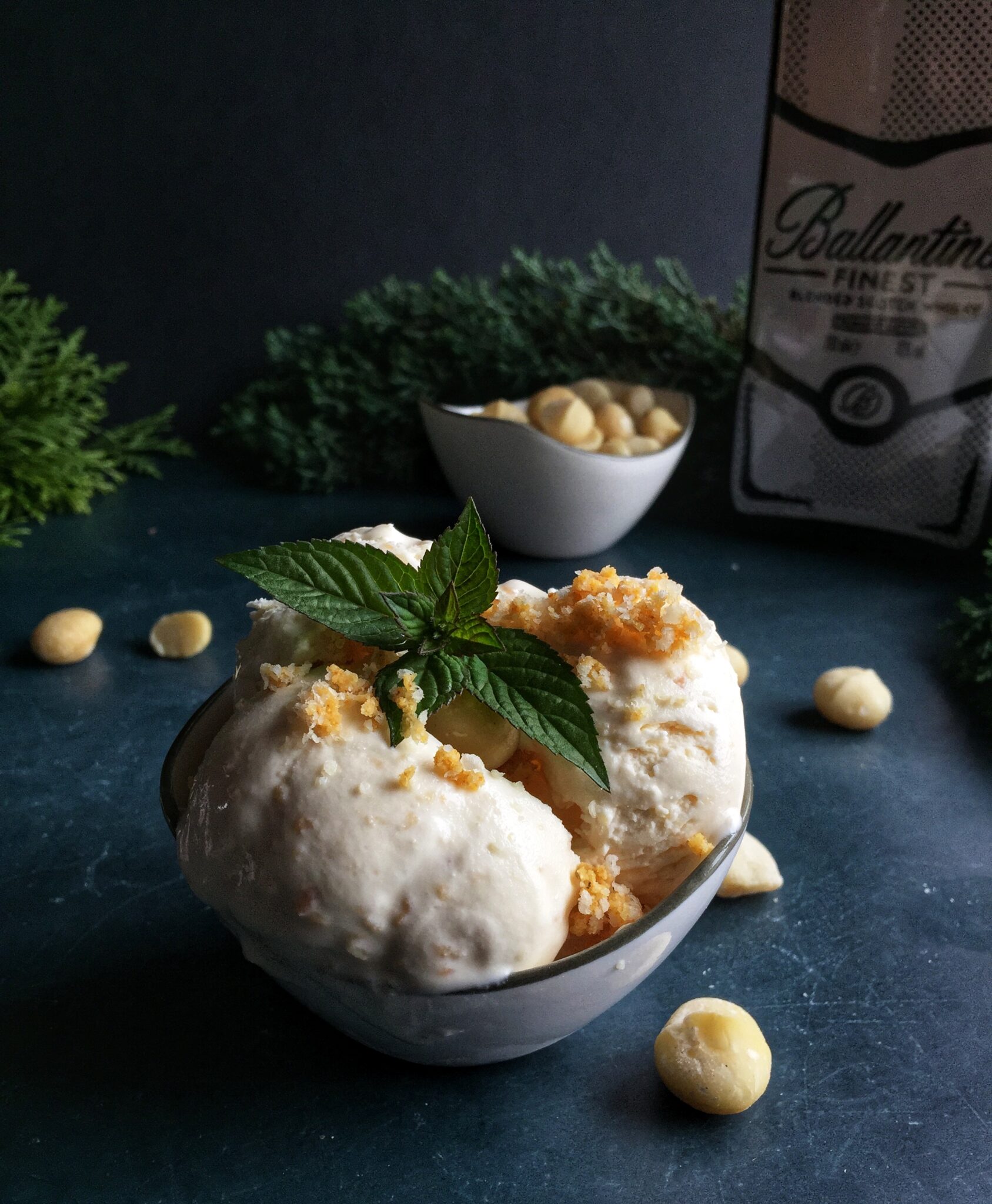 Keto lody o smaku whisky z chrupiącymi orzechami makadamia