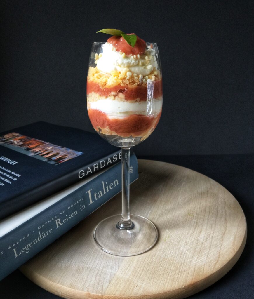 Keto tiramisu rabarbarowe - bez jajek