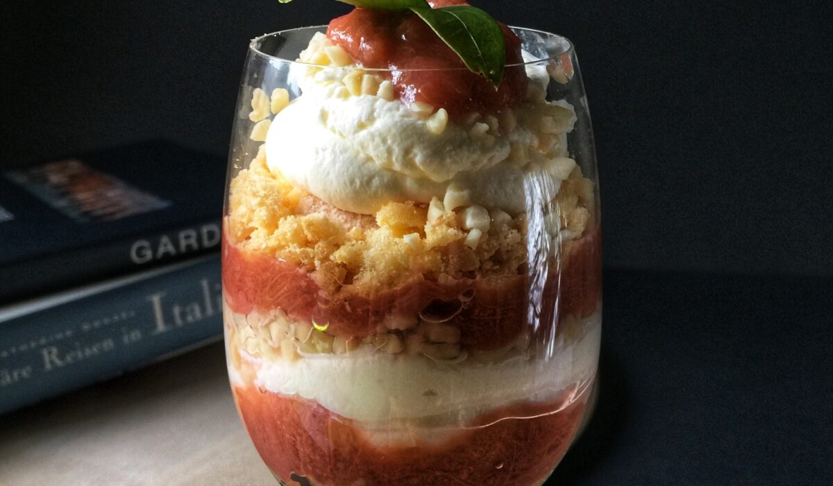 Keto tiramisu rabarbarowe - bez jajek