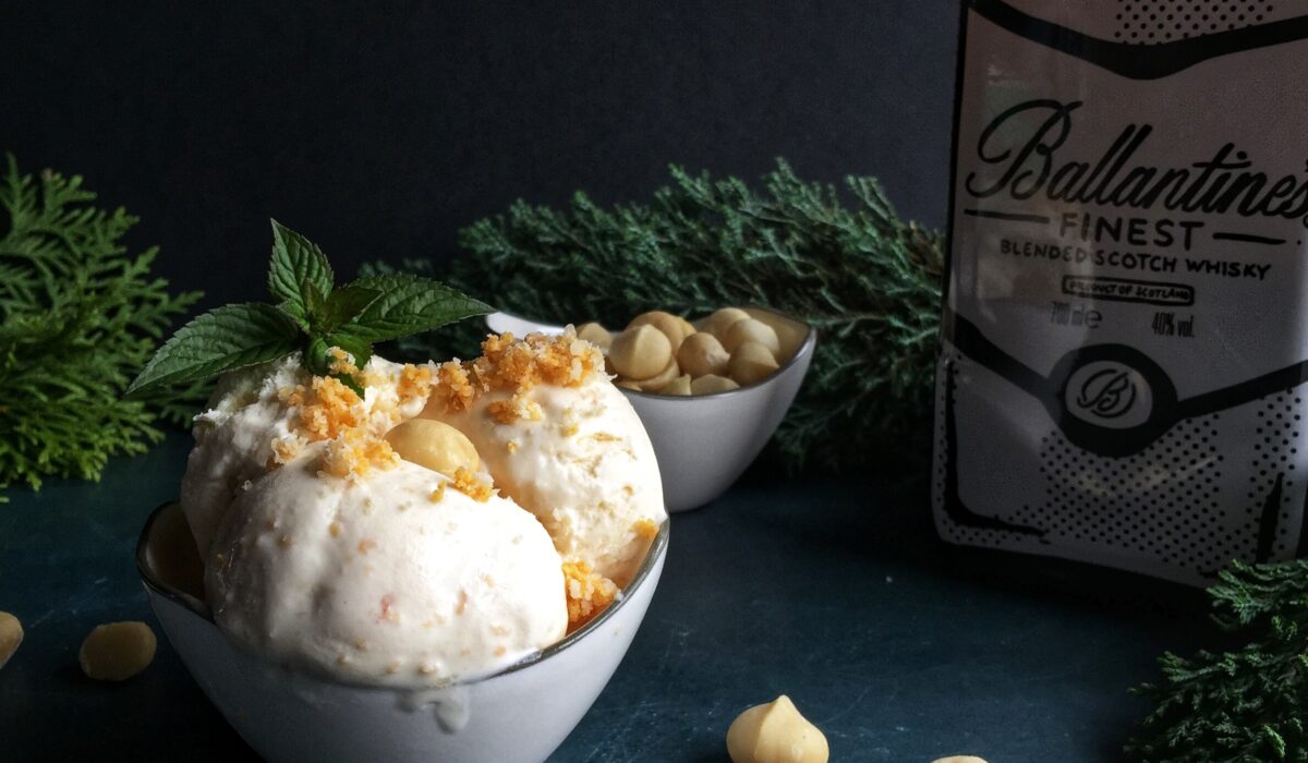 Keto lody o smaku whisky z chrupiącymi orzechami makadamia