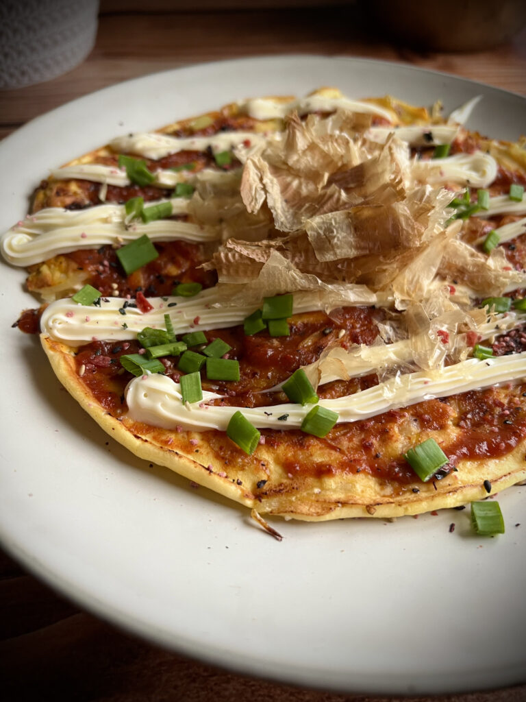 Keto omlet japoński Okonomiyaki z białą kapustą
