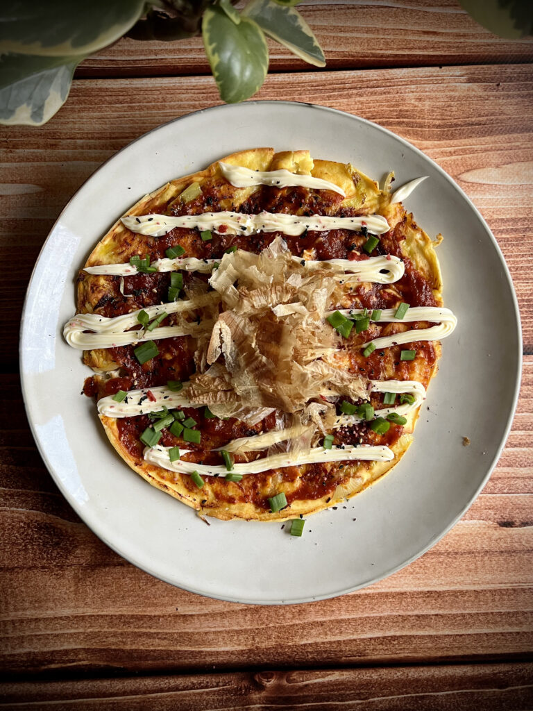 Read more about the article Keto omlet japoński Okonomiyaki z białą kapustą
