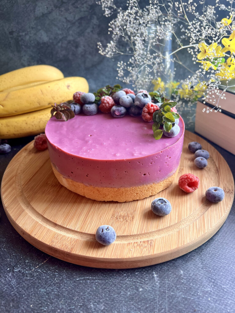 Fit ciasto z pianką malinowo - borówkową i bananami
