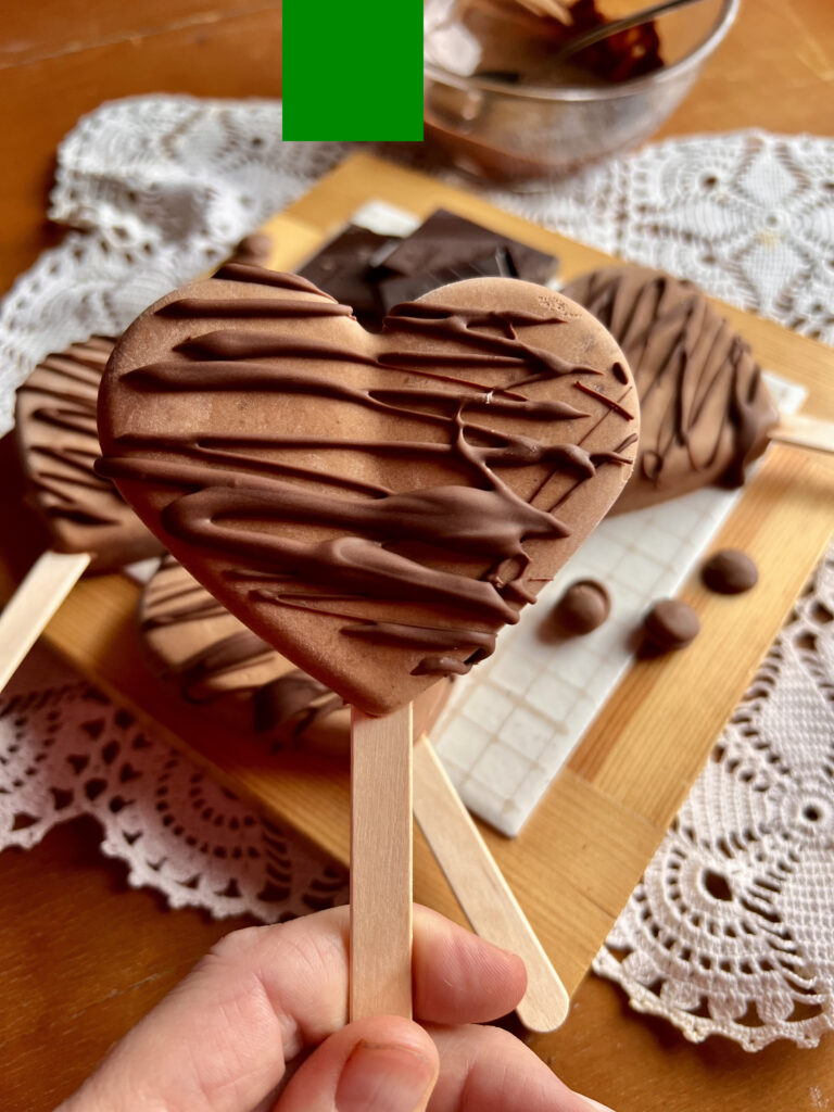 Keto lody czekoladowe - pyszny deser bez cukru, idealny na lato