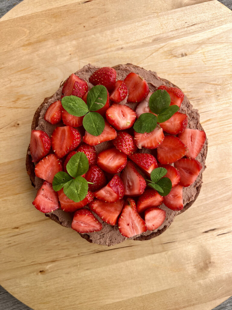 Keto torcik czekoladowo - truskawkowy bez włączania piekarnika