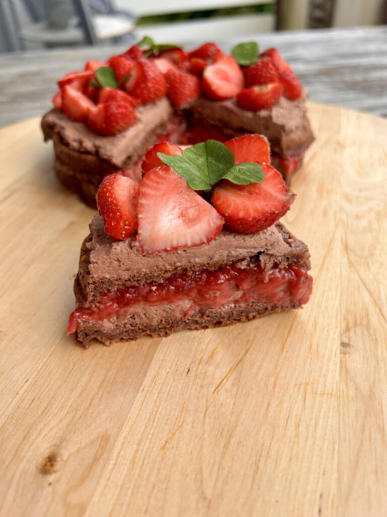 Keto torcik czekoladowo - truskawkowy bez włączania piekarnika