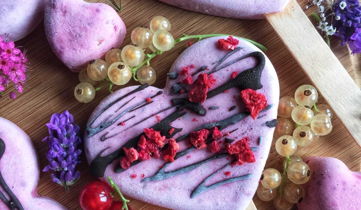 Keto lody jogurtowe z owocami liofilizowanymi - pyszny deser na lato