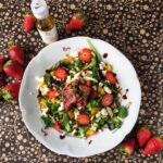 Keto sałatka z truskawkami i oliwą truflową