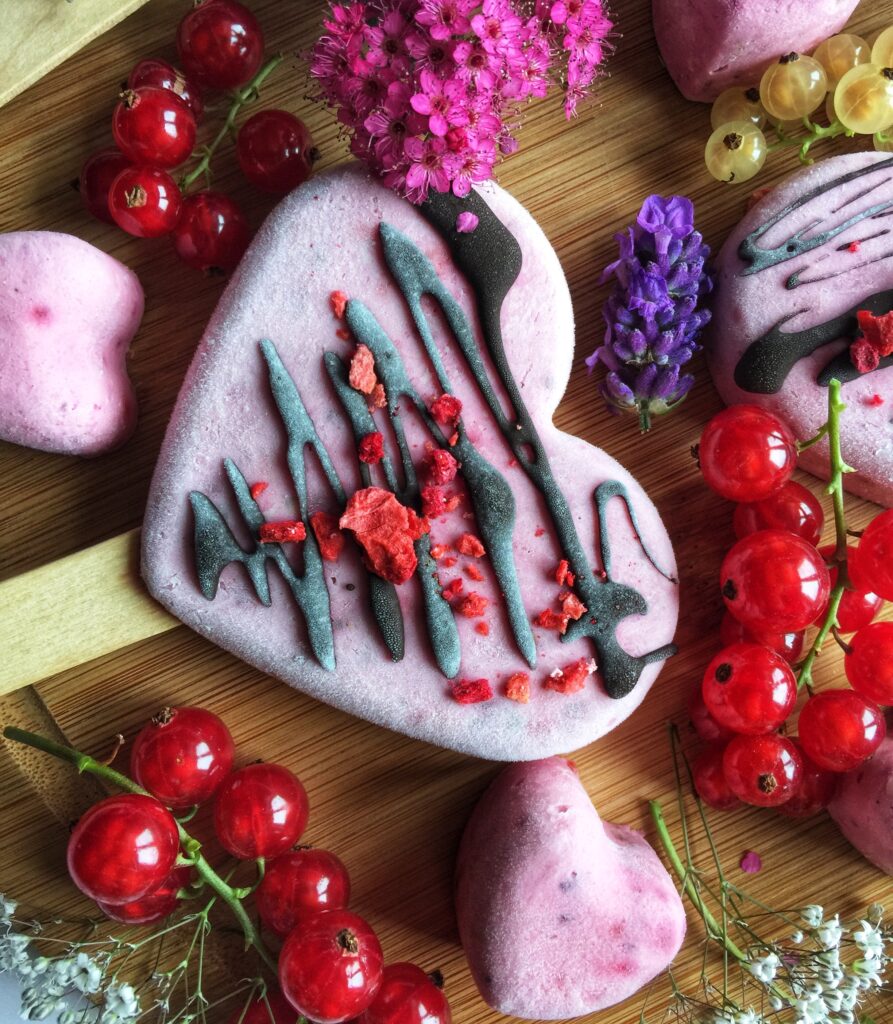 Keto lody jogurtowe z owocami liofilizowanymi - pyszny deser na lato