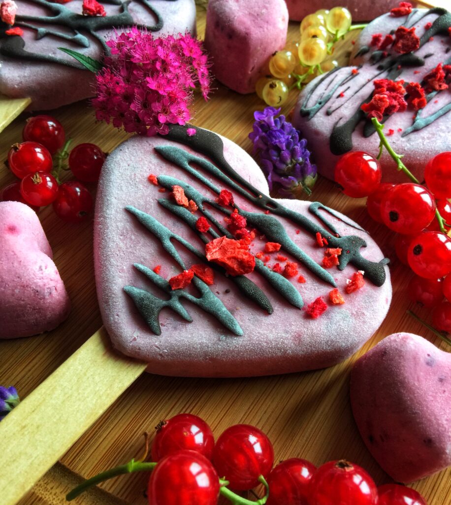 Keto lody jogurtowe z owocami liofilizowanymi - pyszny deser na lato