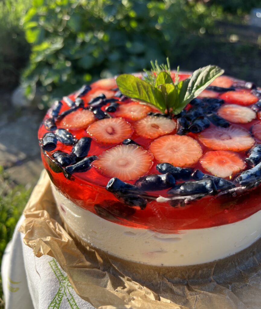 Keto sernik na zimno z dżemem, owocami sezonowymi i galaretką