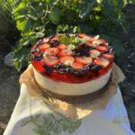 Keto sernik na zimno z dżemem i owocami