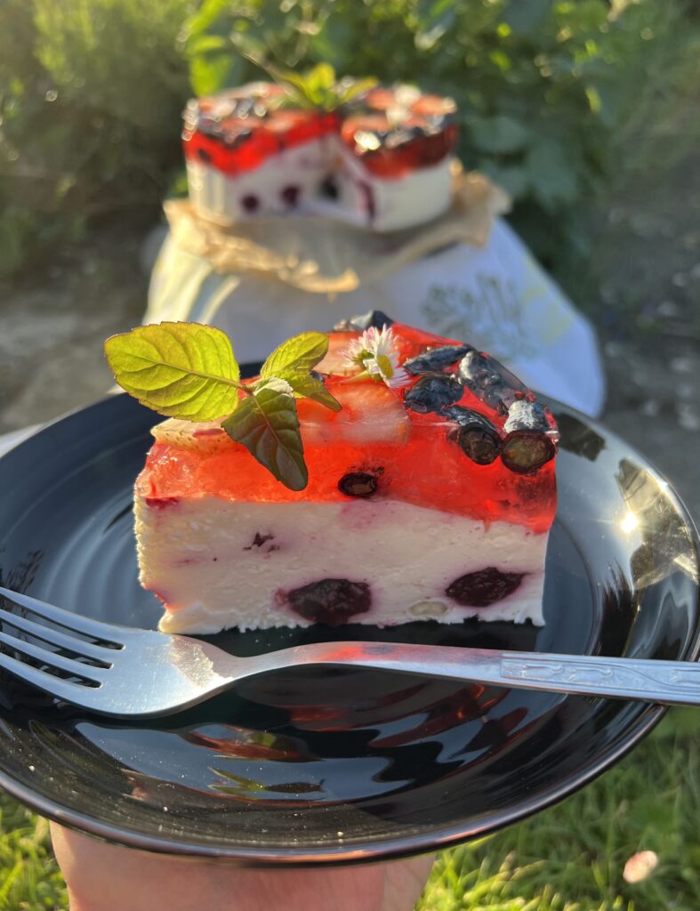 Keto sernik na zimno z dżemem, owocami sezonowymi i galaretką