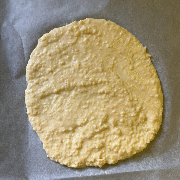 Keto pizza bianca z łososiem, porem i sosem koperkowym
