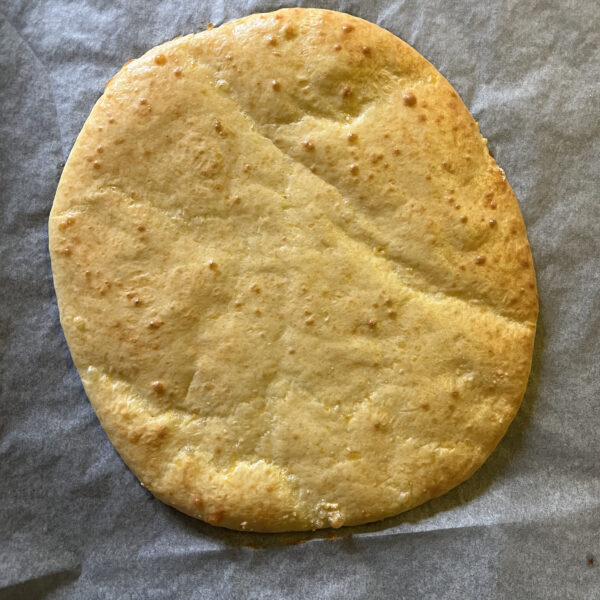 Keto pizza bianca z łososiem, porem i sosem koperkowym