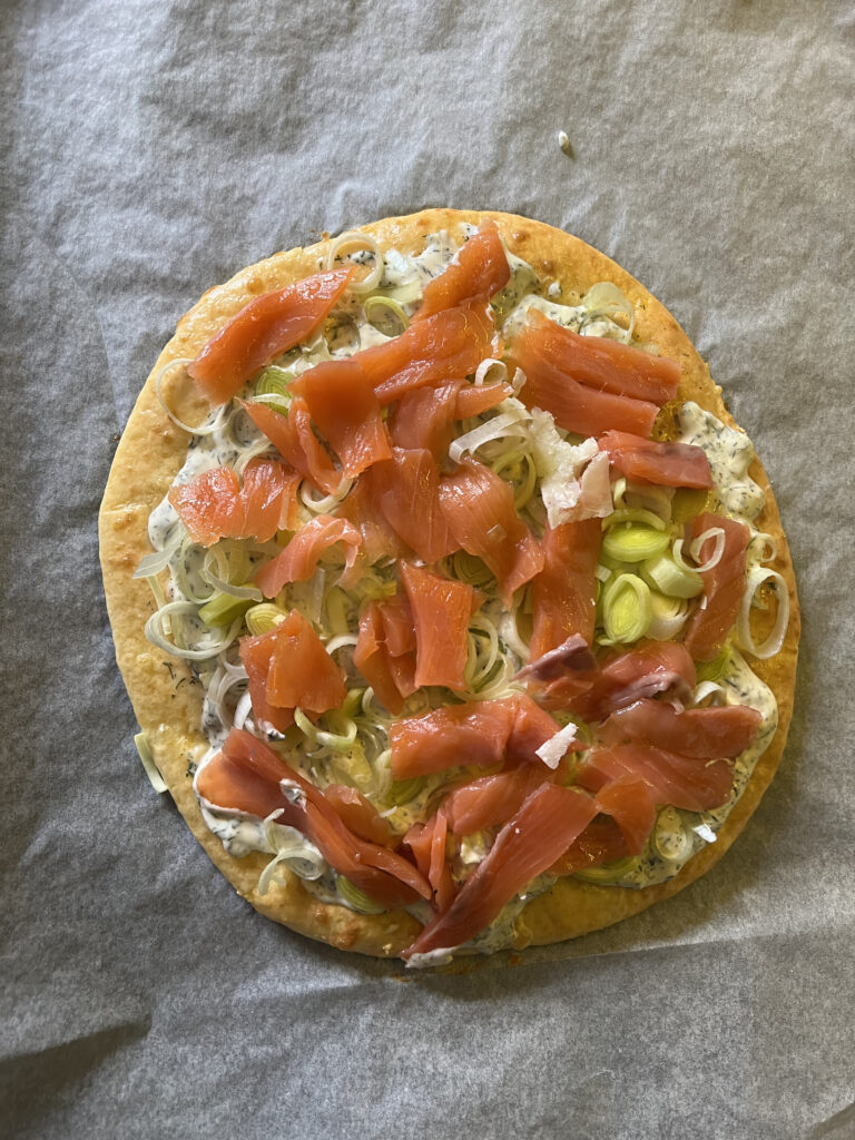 Keto pizza bianca z łososiem, porem i sosem koperkowym