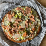 Keto pizza bianca z łososiem i porem