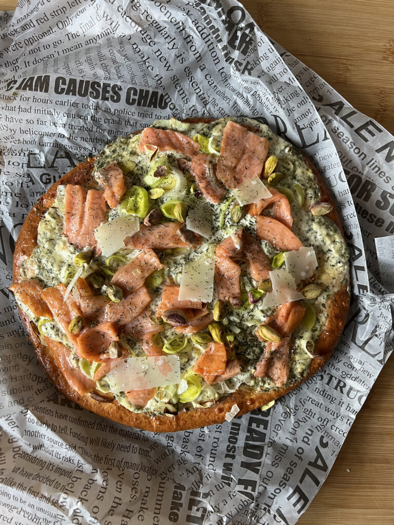 Read more about the article Keto pizza bianca z łososiem i porem