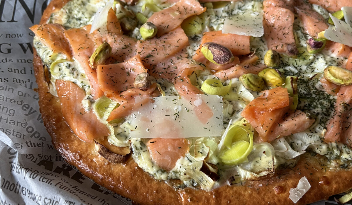 Keto pizza bianca z łososiem, porem i sosem koperkowym