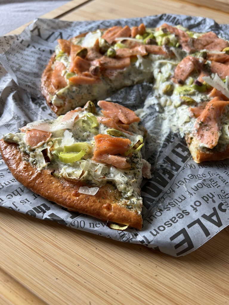 Keto pizza bianca z łososiem, porem i sosem koperkowym