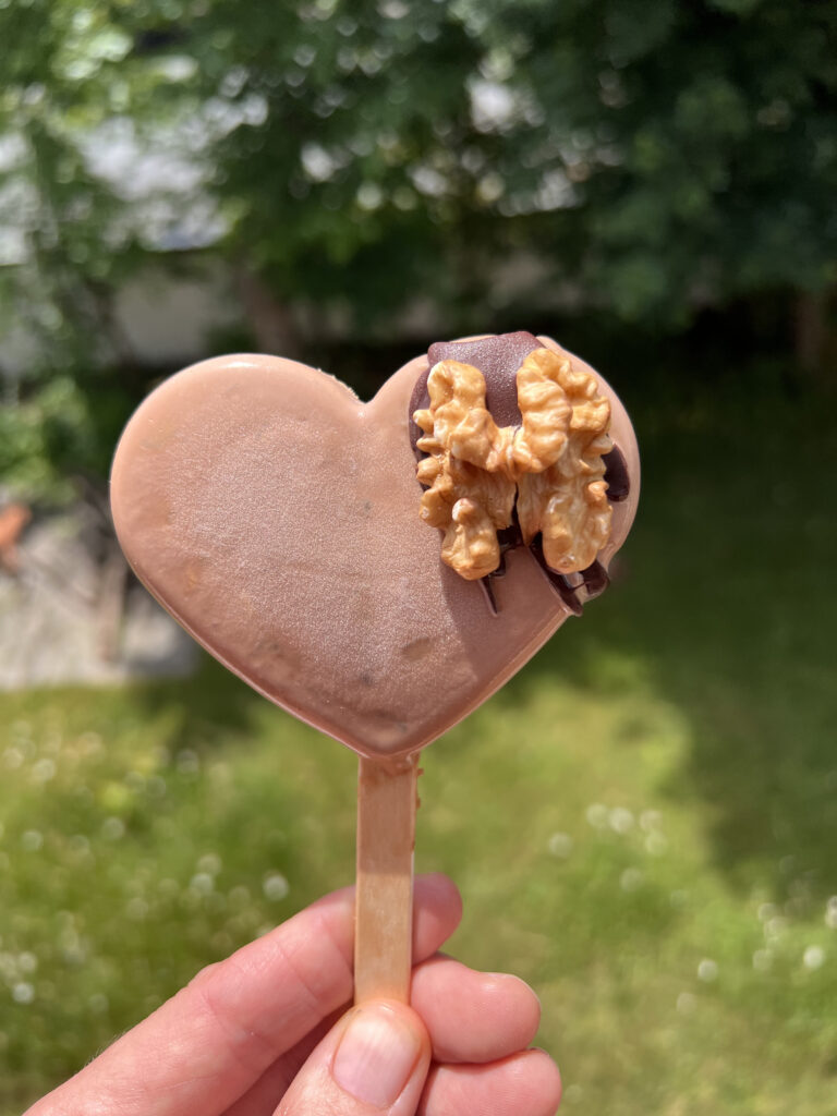 Keto lody o smaku mlecznej czekolady z orzechami włoskimi