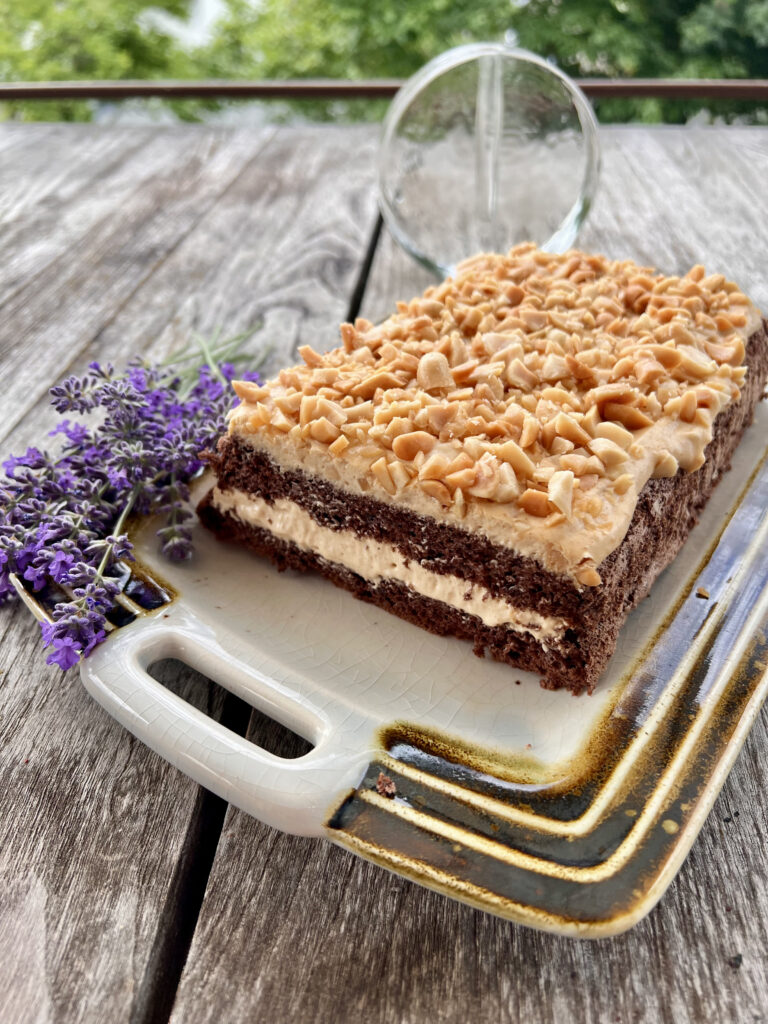 Keto tort kakaowo - fistaszkowy. Pyszne ciasto bez cukru i bez glutenu.