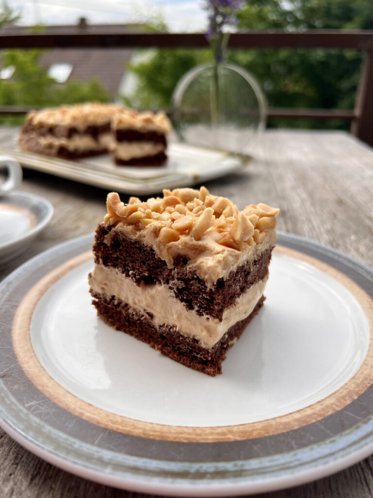 Keto tort kakaowo - fistaszkowy. Pyszne ciasto bez cukru i bez glutenu.
