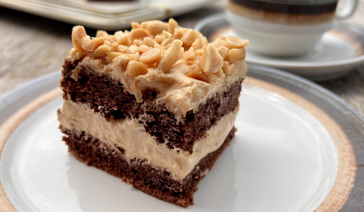 Keto tort kakaowo - fistaszkowy. Pyszne ciasto bez cukru i bez glutenu.