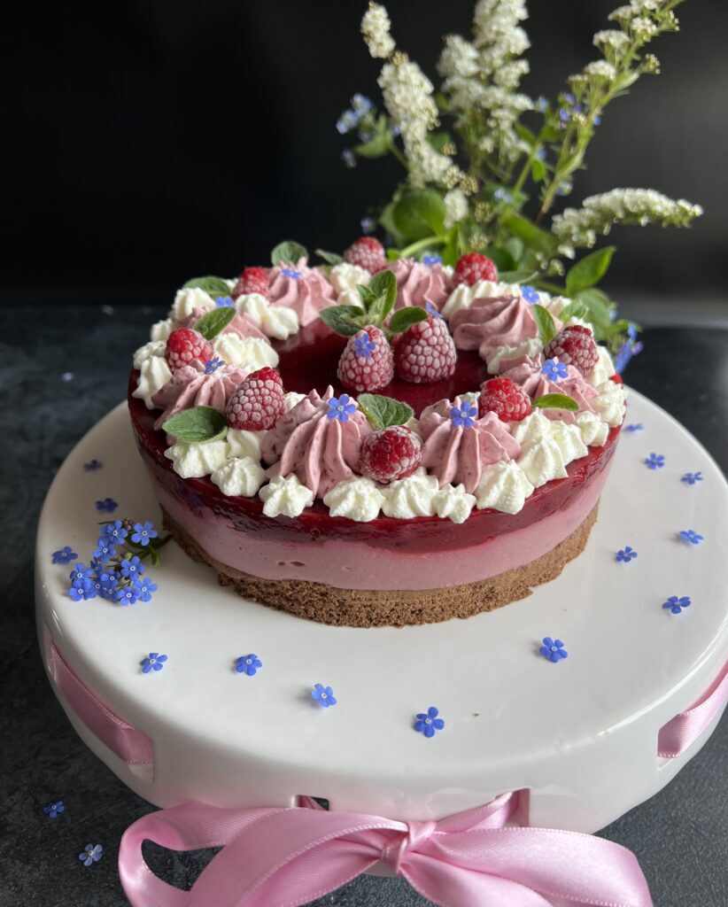 Keto tort mocno malinowy na kakaowym biszkopcie