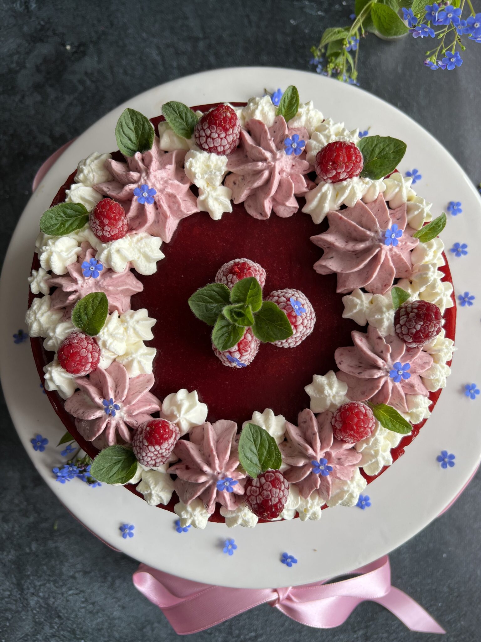 Keto tort mocno malinowy na kakaowym biszkopcie