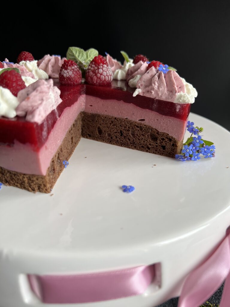 Keto tort mocno malinowy na kakaowym biszkopcie