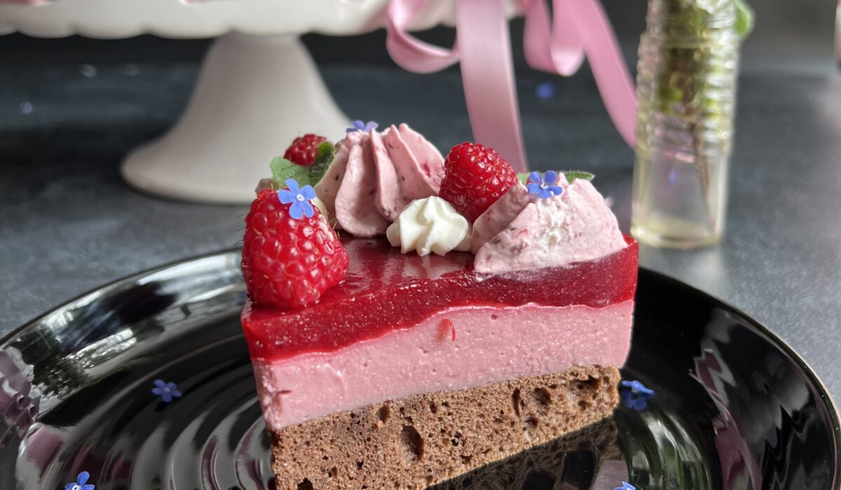 Keto tort mocno malinowy na kakaowym biszkopcie