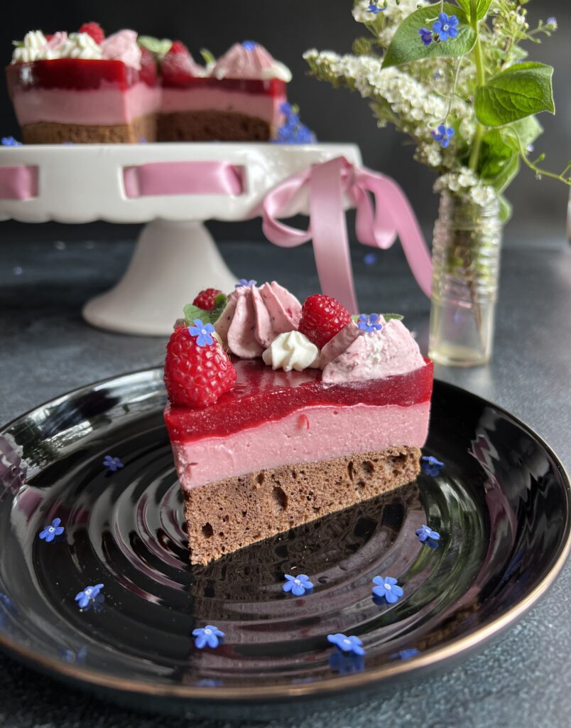Keto tort mocno malinowy na kakaowym biszkopcie