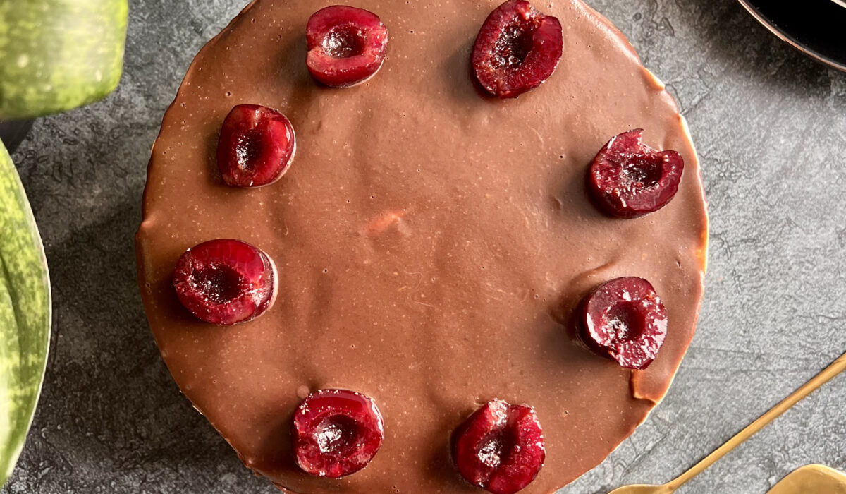 Keto tort czekoladowy ozdobiony połówkami wiśni, widok z góry