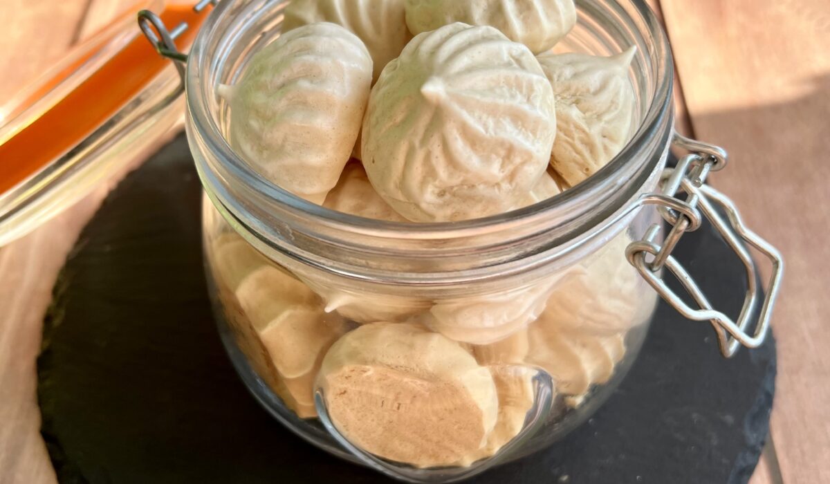 Keto beza w słoiku i na łupkowej podstawce, karmelowy odcień ciastek