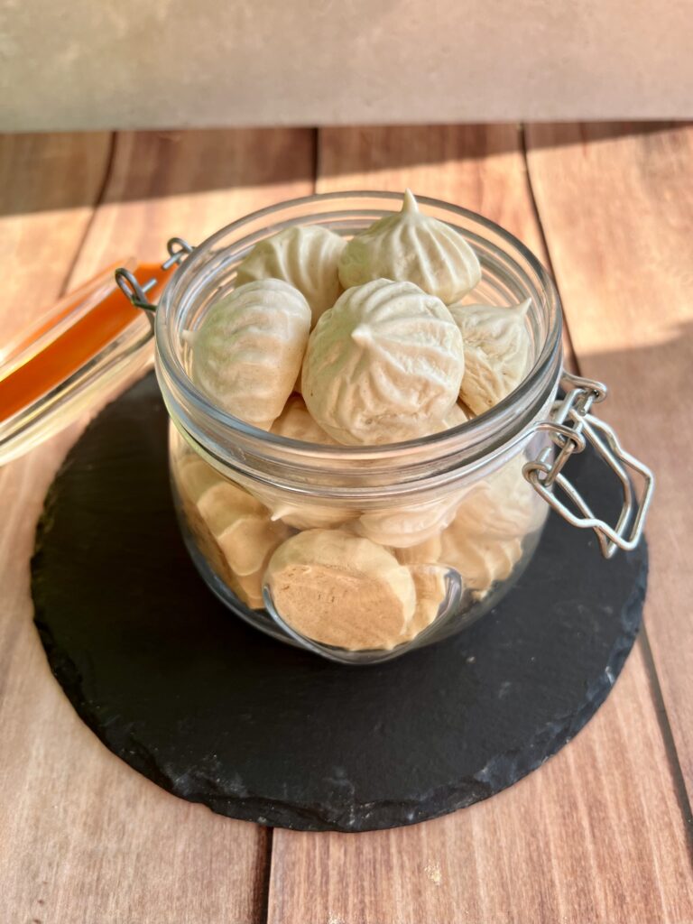 Read more about the article Keto beza – mini beziki z dodatkiem skrobi