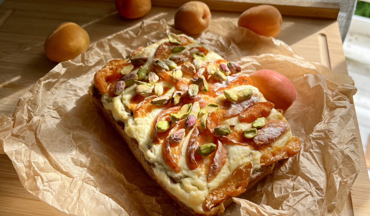 Keto ciasto pistacjowe z serem i morelami