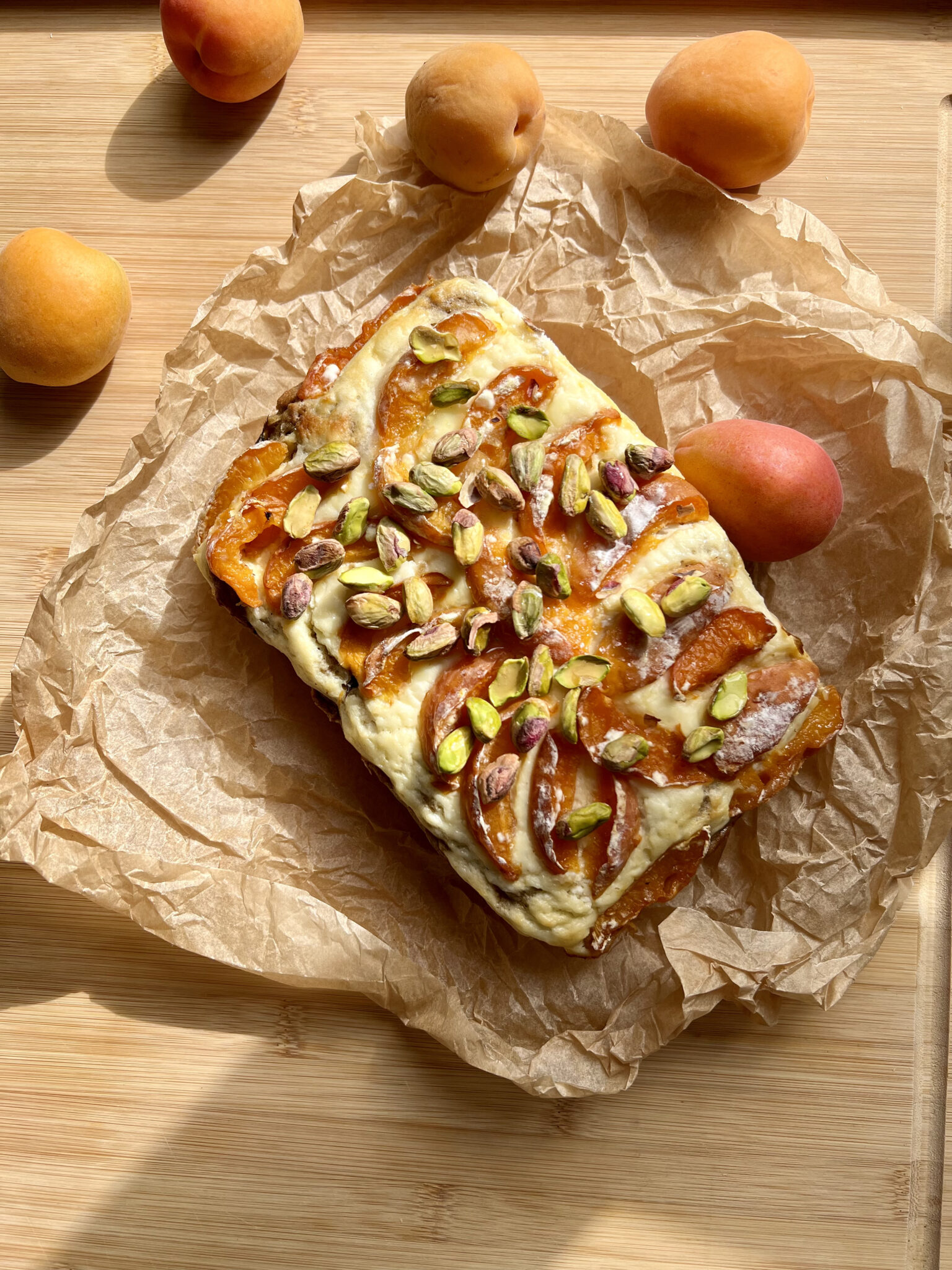 Keto ciasto pistacjowe z serem i morelami