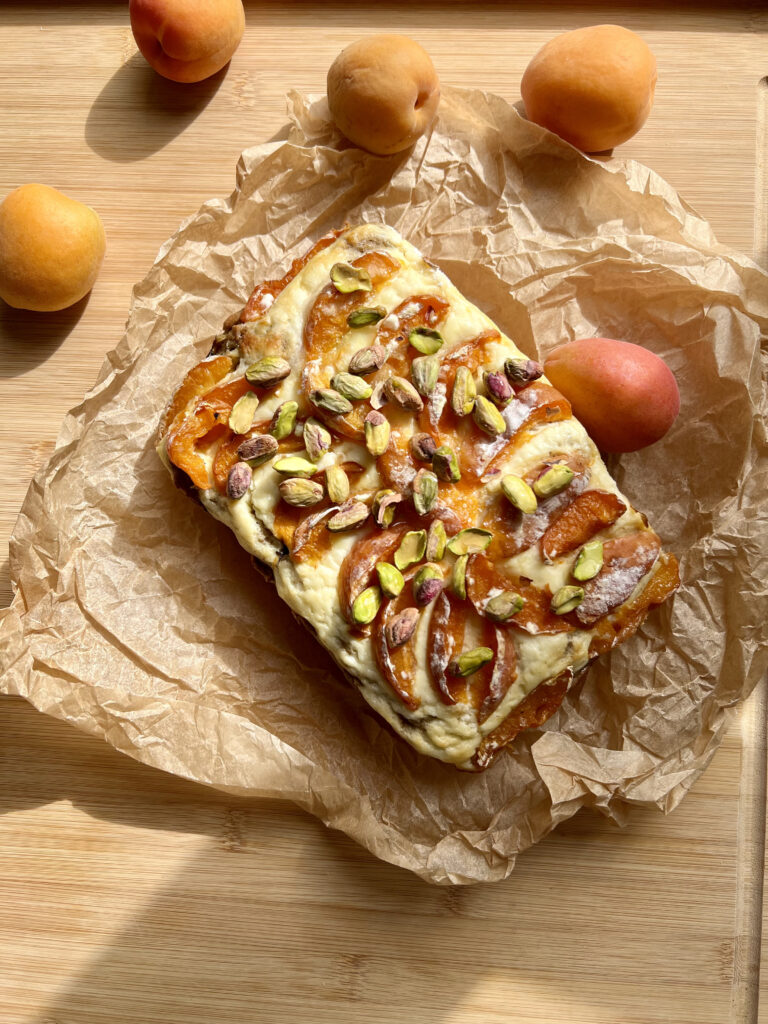 Keto ciasto pistacjowe z serem i morelami