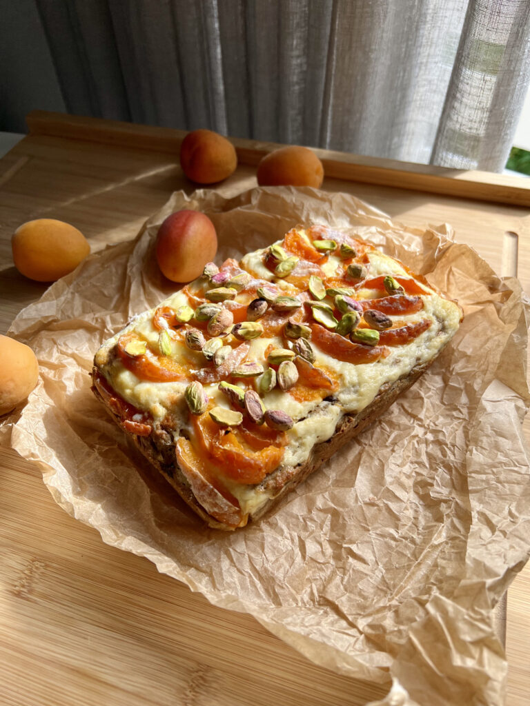 Keto ciasto pistacjowe z serem i morelami